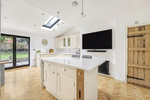 Kitchen Diner angle 2- click for photo gallery